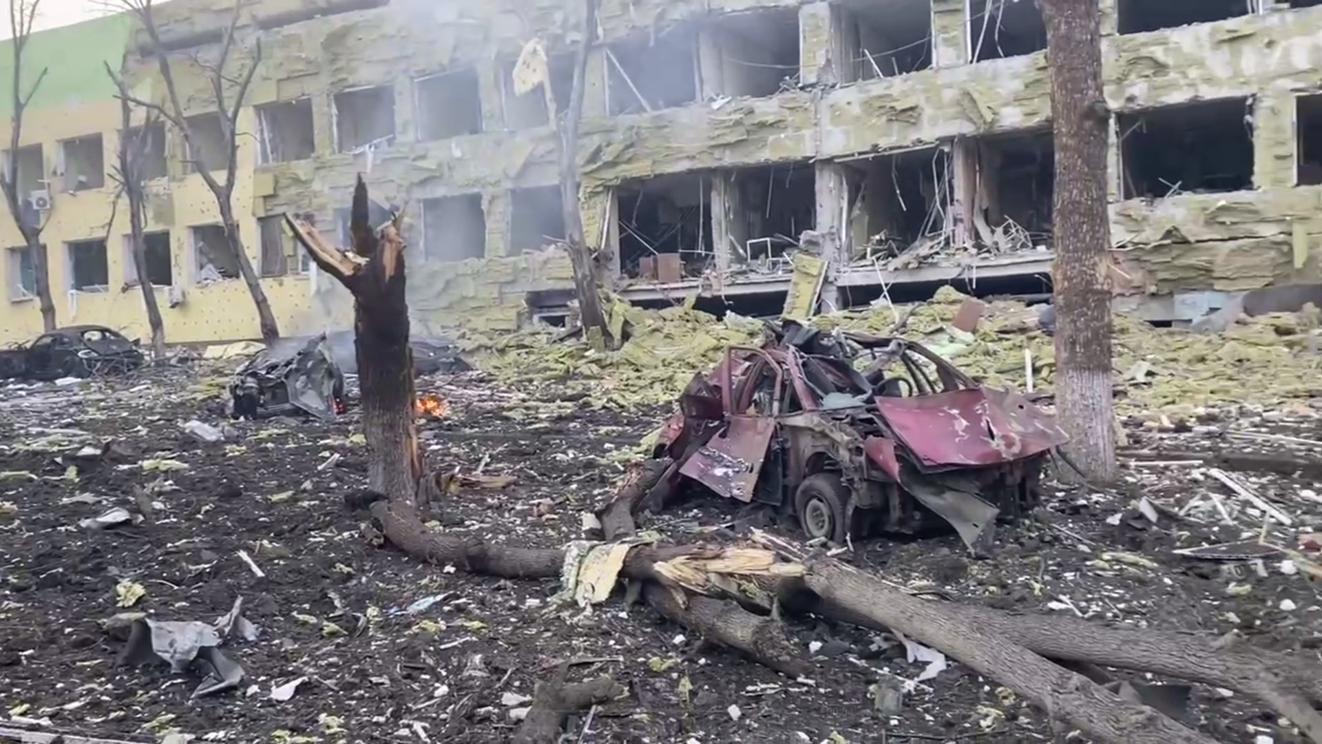 Російські окупанти скинули бомби на дитячу лікарню та пологовий будинок у Маріуполі