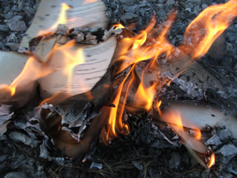 Російські військові на окупованих територіях спалюють українську літературу
