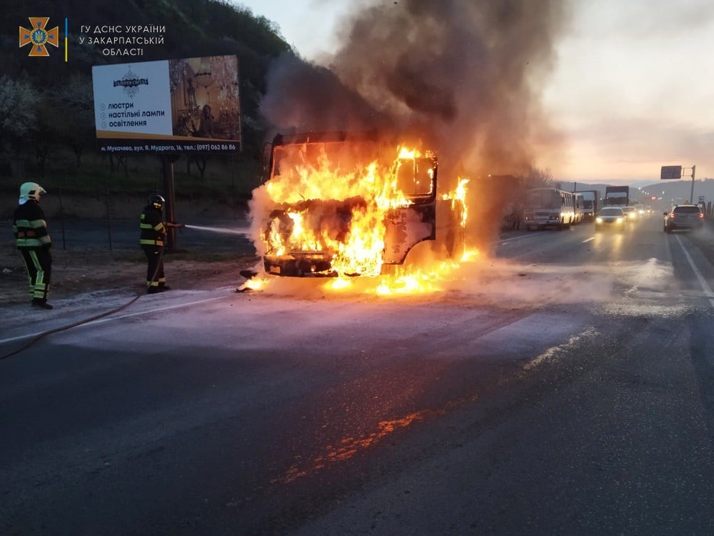 В Мукачеві згорів автобус, який віз працівників на завод