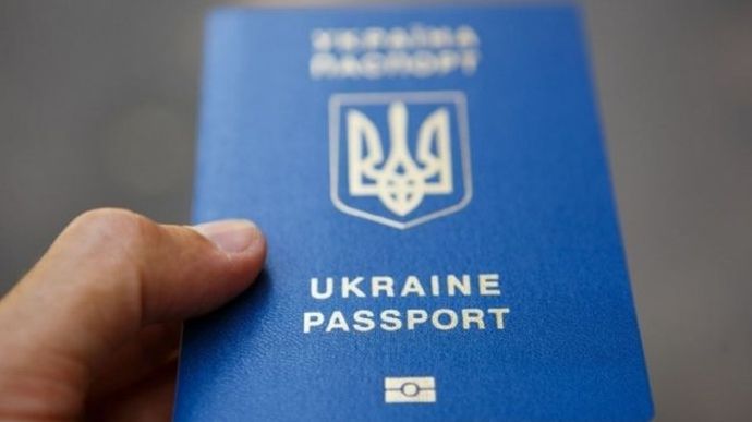 Для виїзду з України тепер потрібен закордонний паспорт