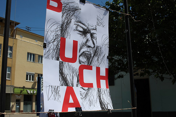 Студенти київського вишу відкрили на площі Театральній в Ужгороді виставку плакатів про війну