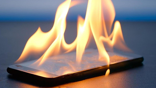 У центрі Ужгорода горів магазин: вогонь знищив мобільні телефони та аксесуари для них