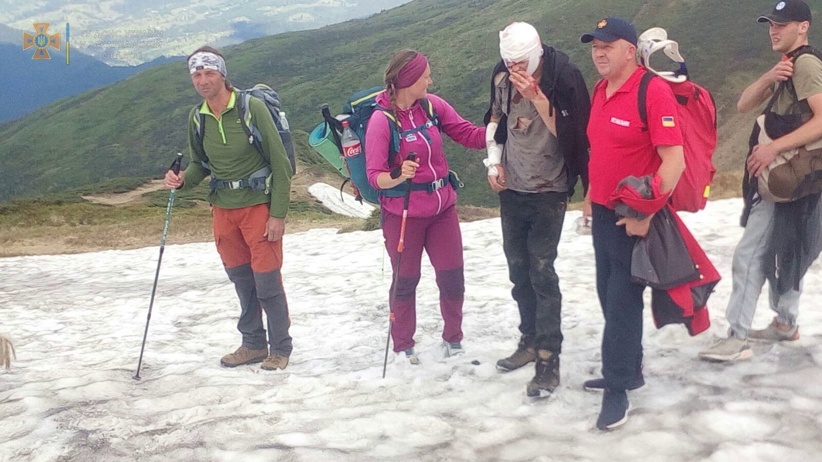 Закарпатські рятувальники прийшли на допомогу чоловіку, що пролетів 80 метрів, зірвавшись зі снігового карнизу у горах