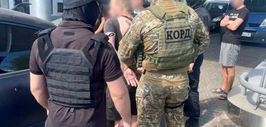 Правоохоронці затримали в Мукачеві двох наркоторговців і вилучили наркотиків на майже пів мільйона гривень (ВІДЕО)