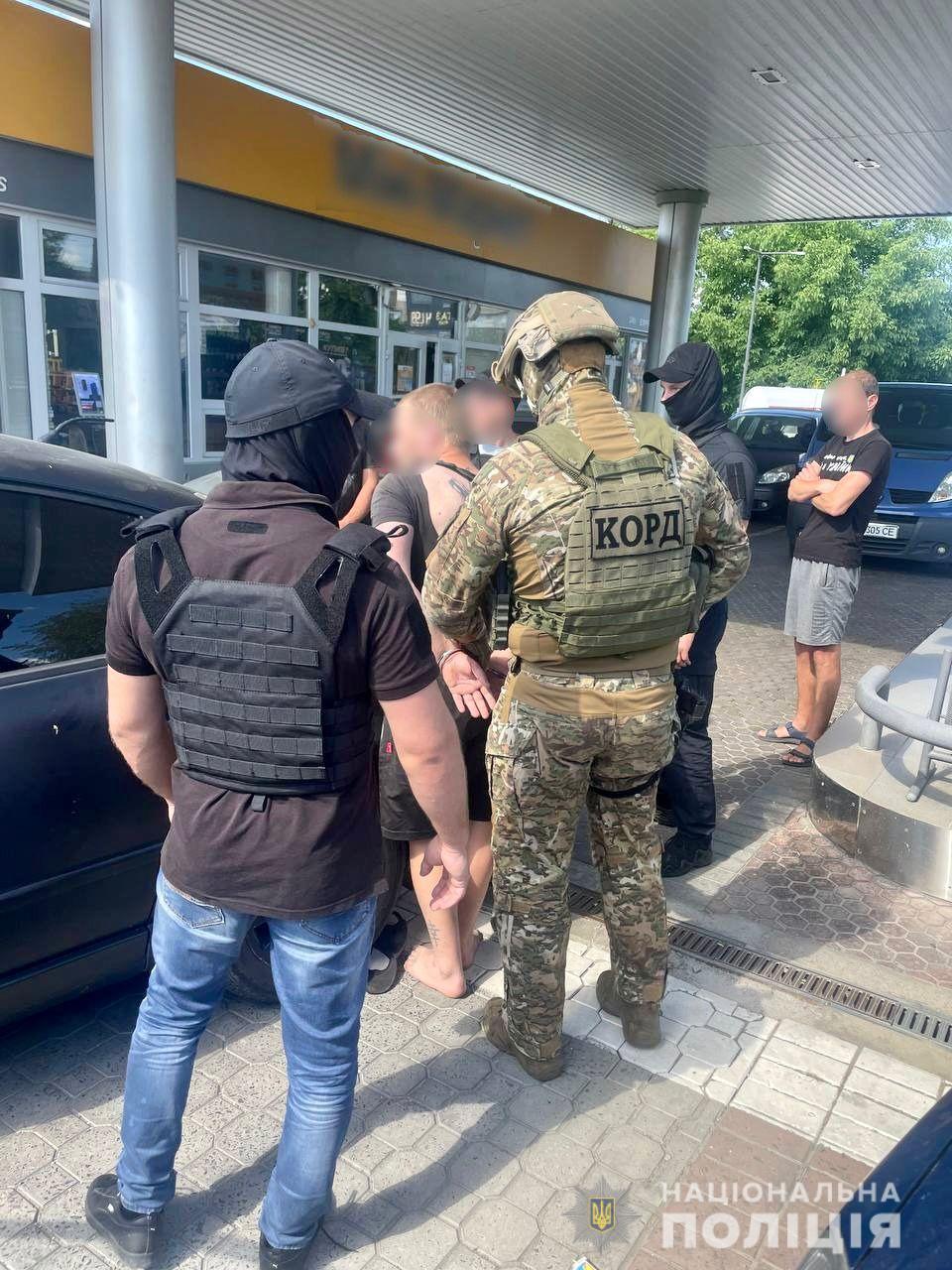 Правоохоронці затримали в Мукачеві двох наркоторговців і вилучили наркотиків на майже пів мільйона гривень (ВІДЕО)