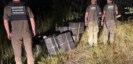 Поблизу кордону з Румунією закарпатські прикордонники знайшли 11 ящиків з цигарками