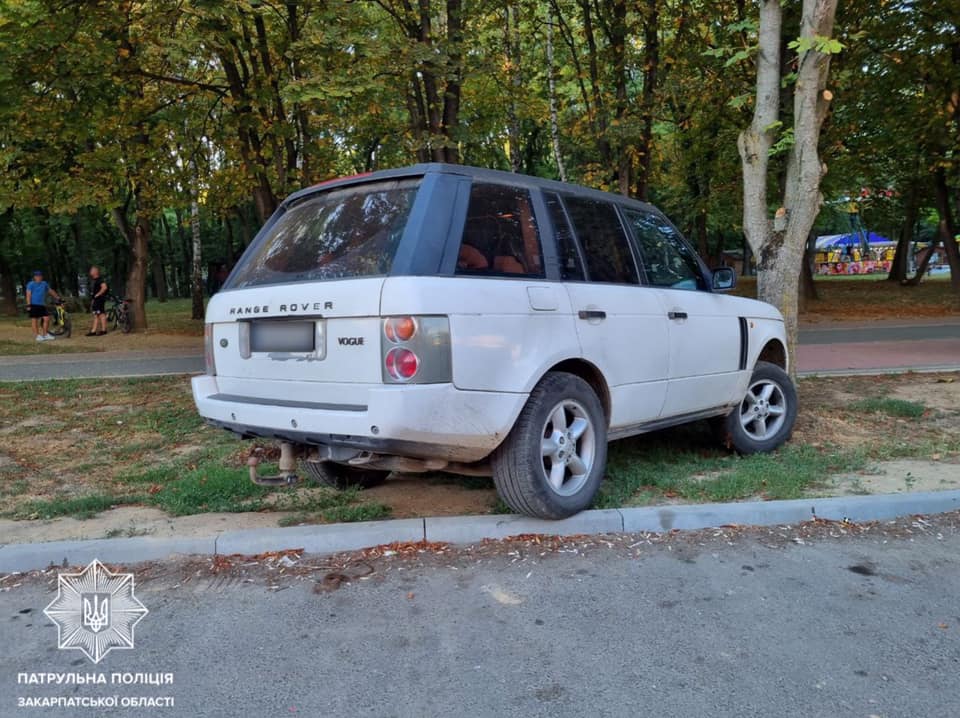 Розшукуваний за крадіжку та ще й п’яний водій врізався у дерево на очах у патрульних в Ужгороді