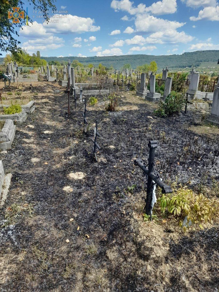 Спалюючи суху траву, закарпатець спалив ще й частину цвинтаря