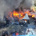 50 вогнеборців гасять пожежу на СТО в Мукачеві