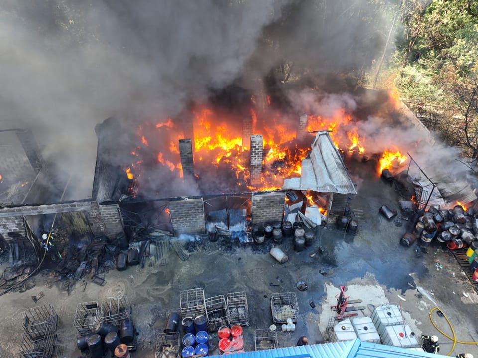50 вогнеборців гасять пожежу на СТО в Мукачеві