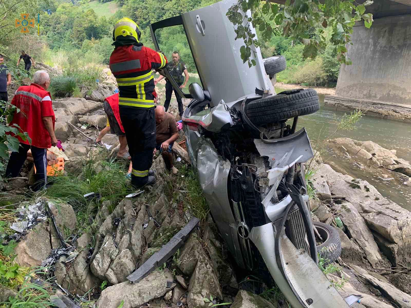 На Хустщині автівка злетіла з мосту – ціла родина опинилася в лікарні