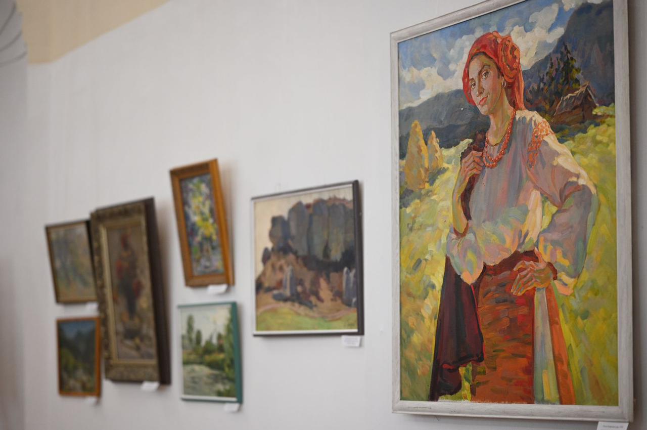 Благодійну виставку-продаж “Мистецтво перемоги” відкрили в Ужгороді