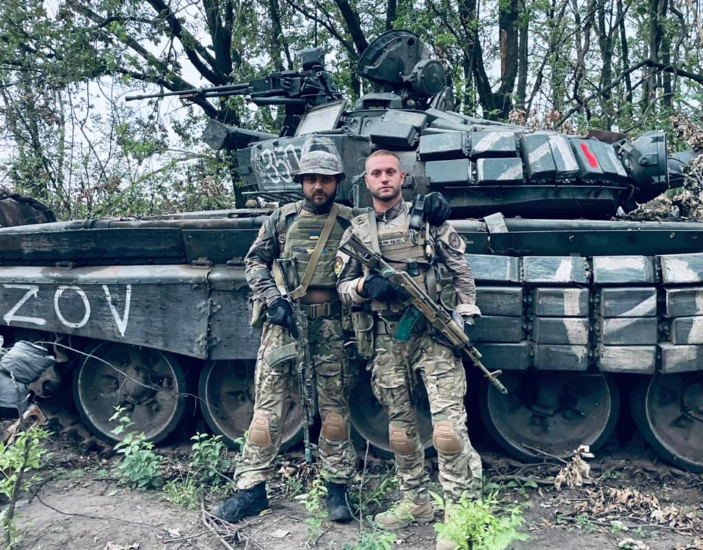 Закарпатчики з ДРБ “Сонечко” захопили рашистський танк Т-72 Б (відео)