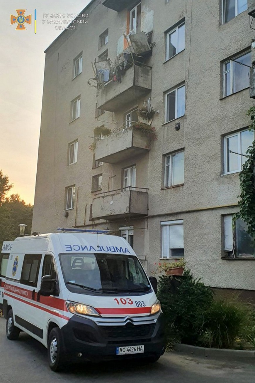 У багатоквартирному будинку на Берегівщині обвалився балкон – одна людина загинула, ще одна травмована