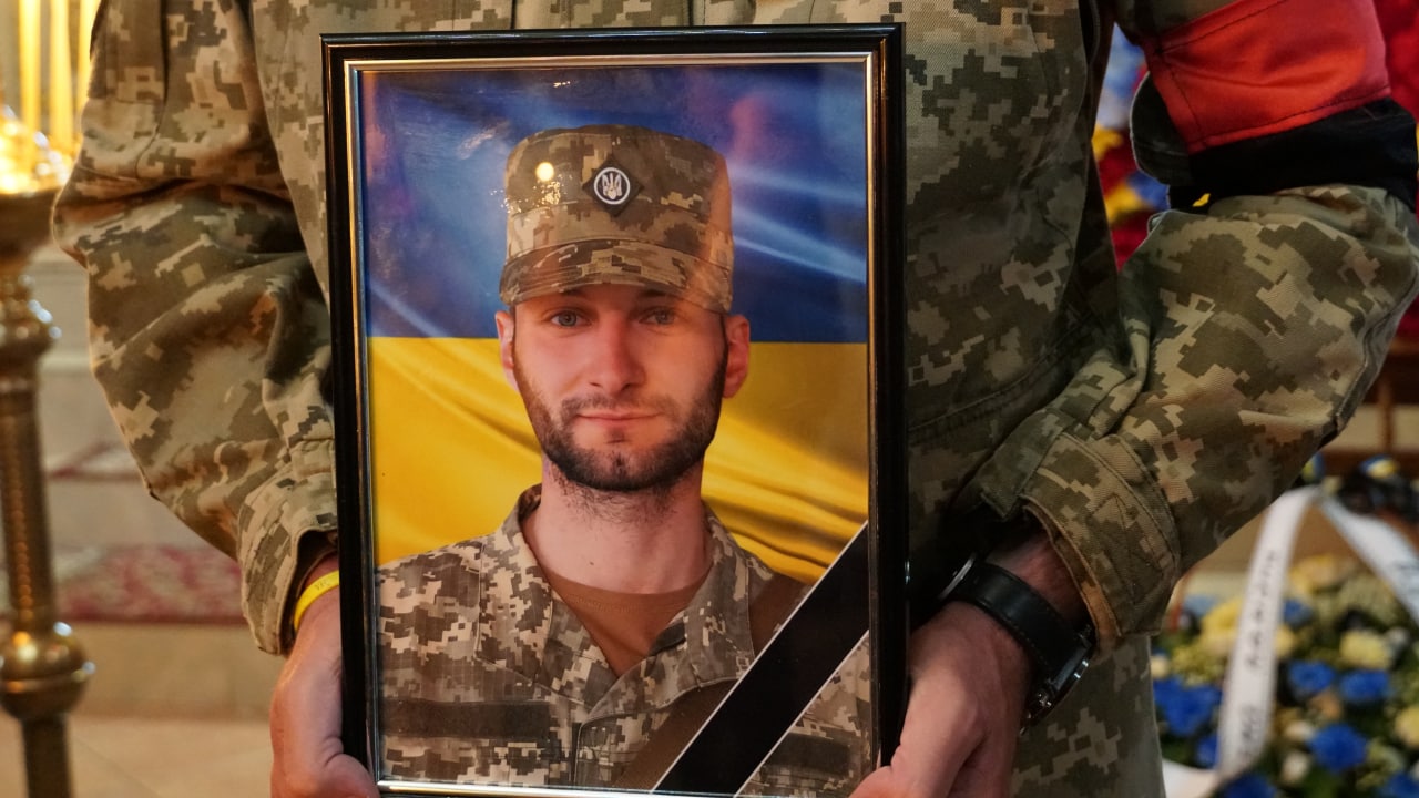 У Мукачеві провели в останню путь захисника України, командира розвідроти Василя Бабича