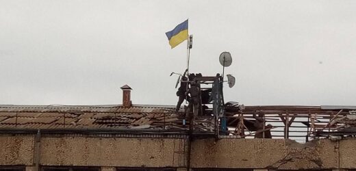 У звільненій Миролюбівці на Херсонщині воїни 128-ої закарпатської бригади встановили український стяг (ФОТОФАКТ)