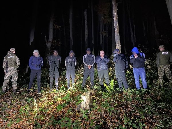 У лісі на Ужгородщині прикордонники затримали групу ухилянтів, що намагалися потрапити до Словаччини