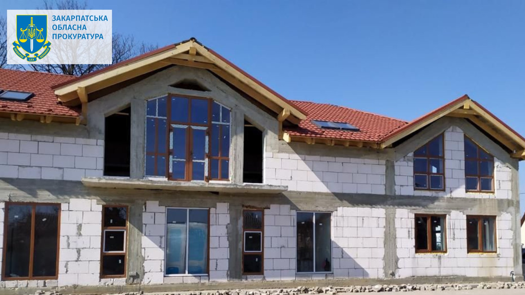 На Ужгородщині голову сільради разом із пособниками затримали за підозрою в розтраті майже 2,4 млн грн на будівництві ЦНАПу