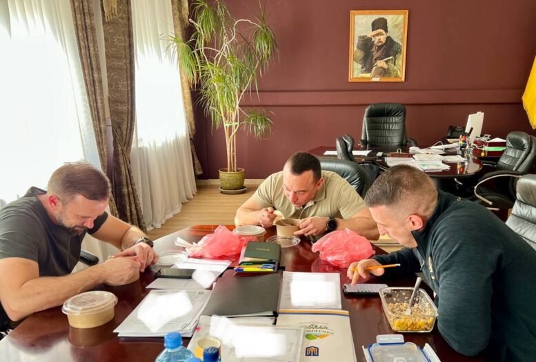 Не піар, начальник Закарпатської військової адміністрації харчується на робочому місці (фото)