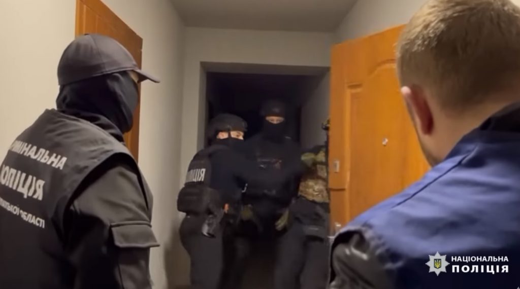 Правоохоронці оприлюднили відео затримання в Ужгороді подружжя шахраїв, що продавали неіснуючу військову амуніцію