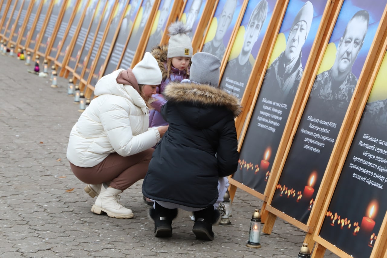В Ужгороді встановили вуличну інсталяцію “Уклонімось пам’яті загиблих Героїв”
