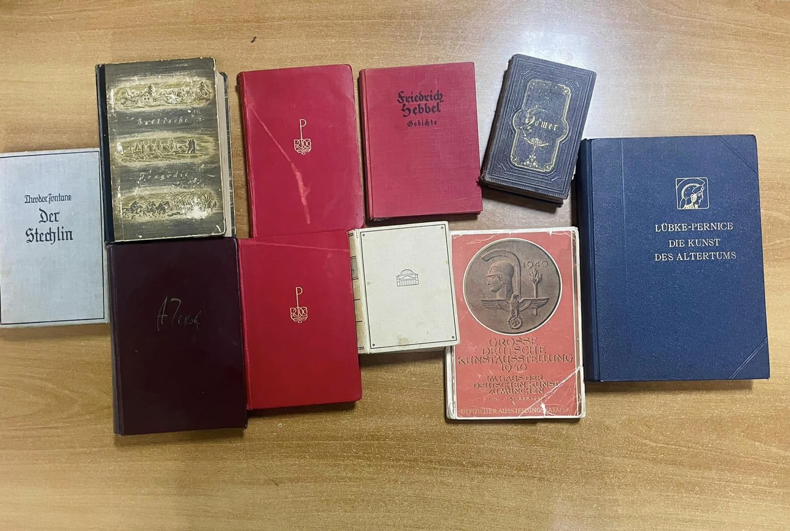 На Закарпатті митники запобігли вивезенню за кордон 10 старовинних книг