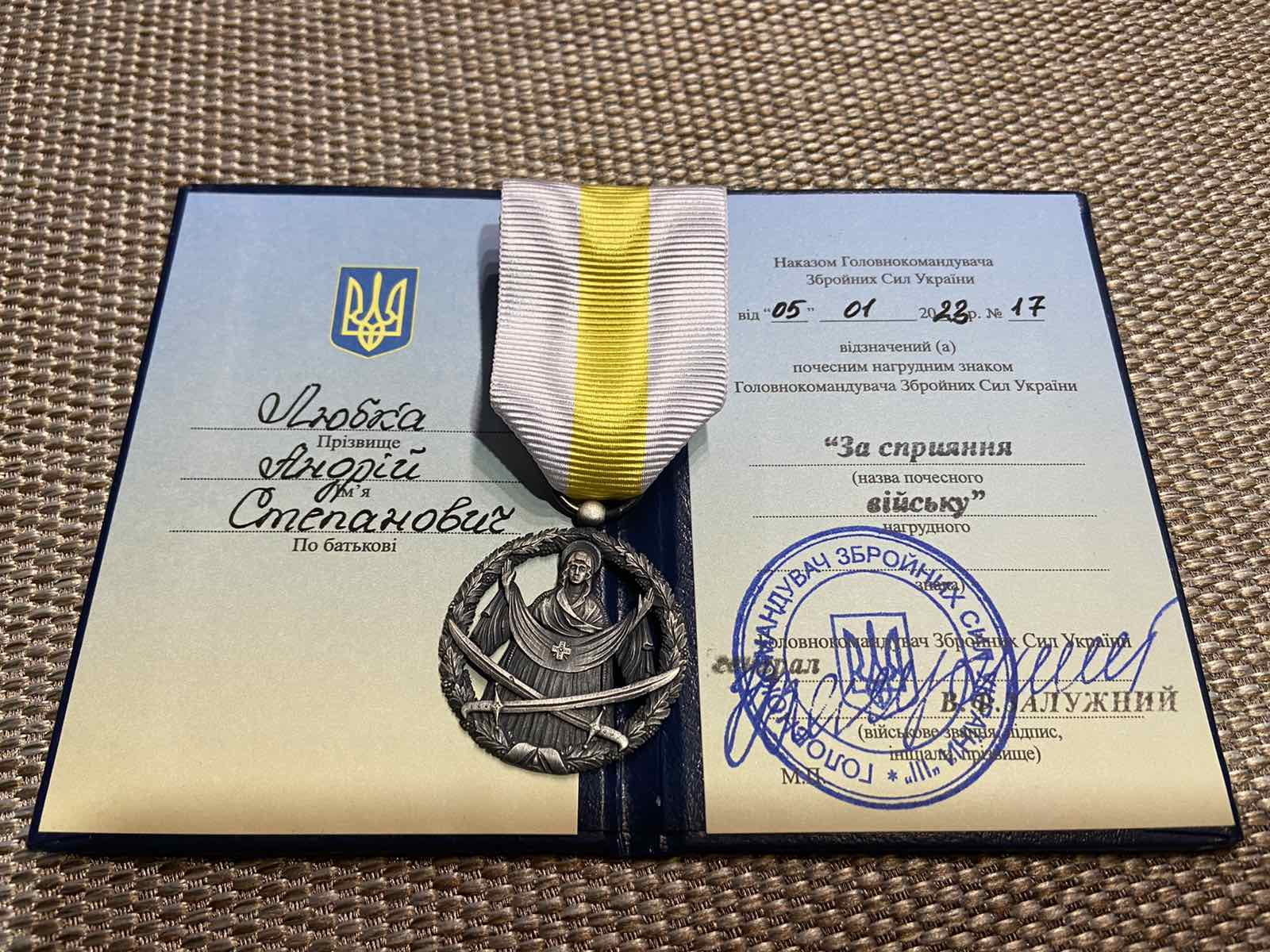 Закарпатський письменник і волонтер Андрій Любка отримав нагороду за сприяння війську від Головнокомандувача ЗСУ