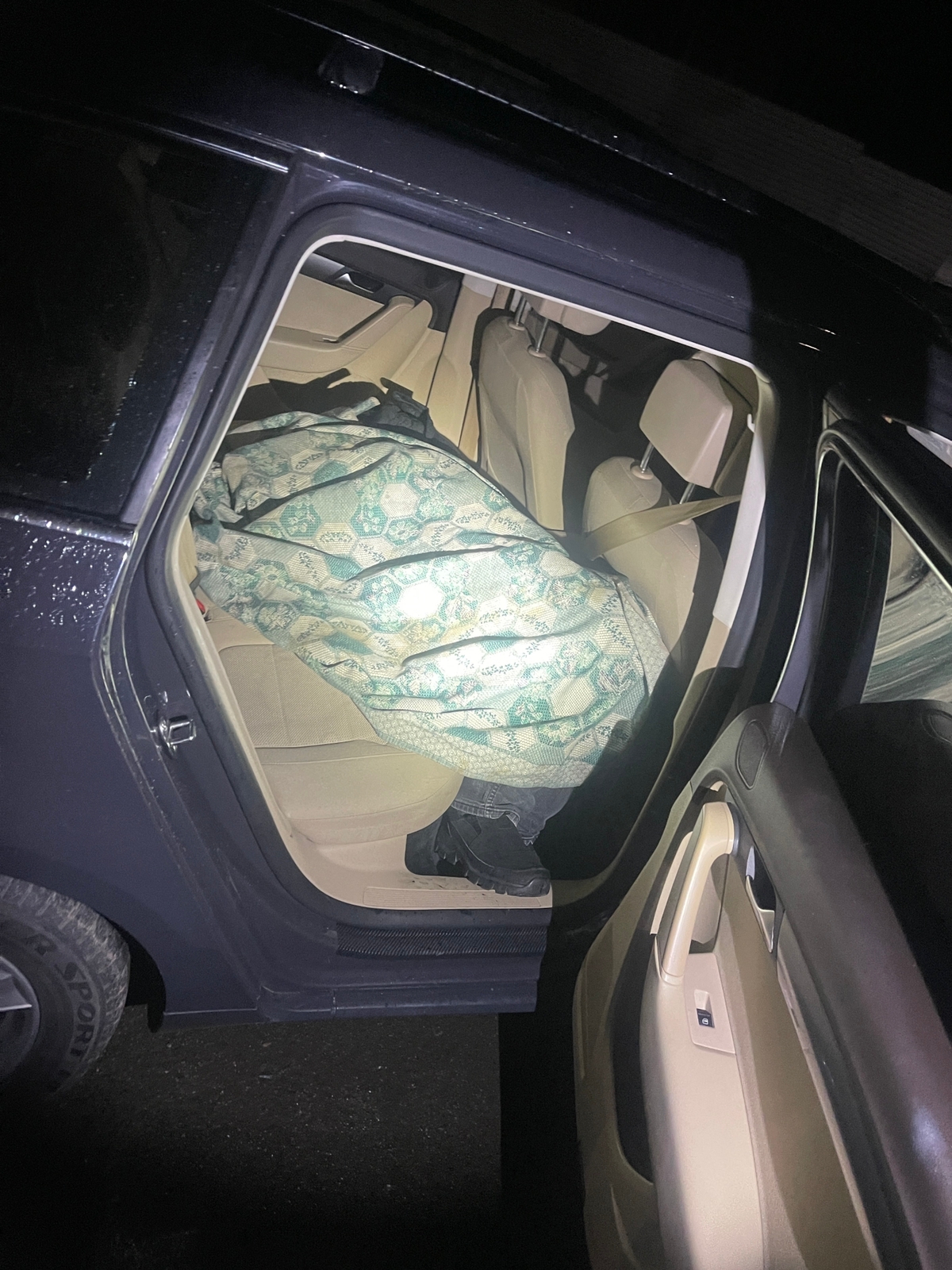 Дівчина спробувала перевезти знайомого через кордон на Закарпатті, сховавши його в авто під ковдрою