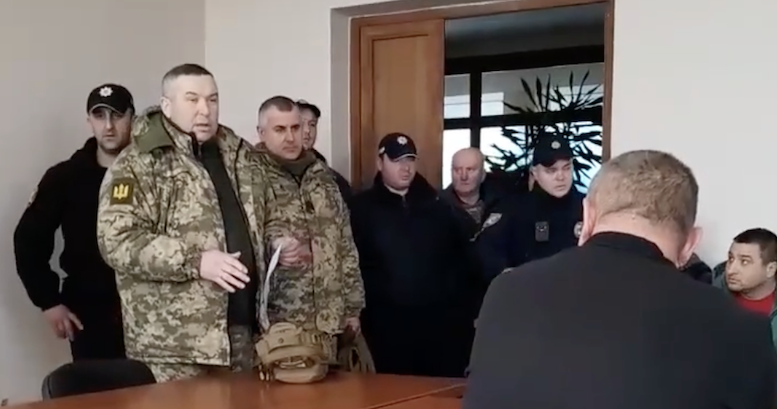 На Ужгородщині намагалися вручити повістки “депутатам-інвалідам”  Баранинської громади (відео)