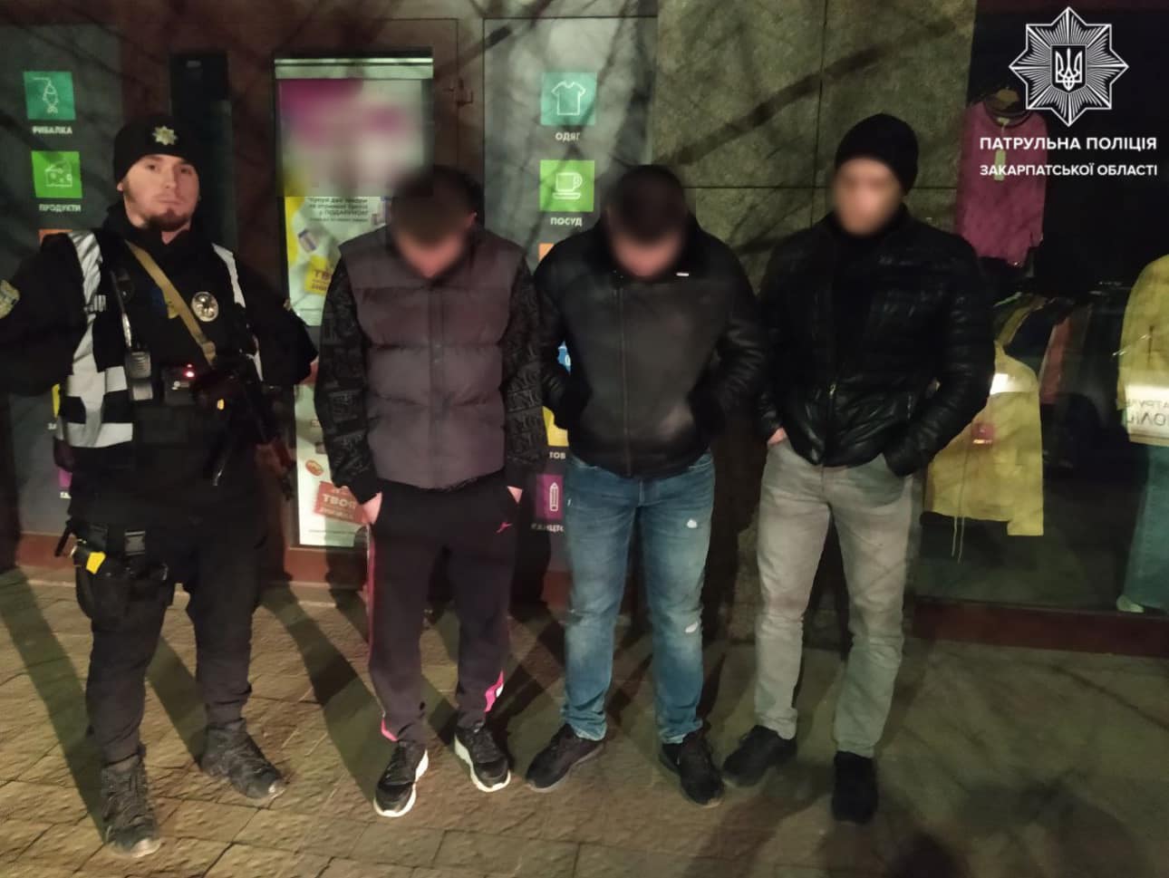 Уночі в Ужгороді пролунали постріли – затримано трьох молодиків з пістолетом, купою готівки та банківських карток різних осіб (ФОТО)