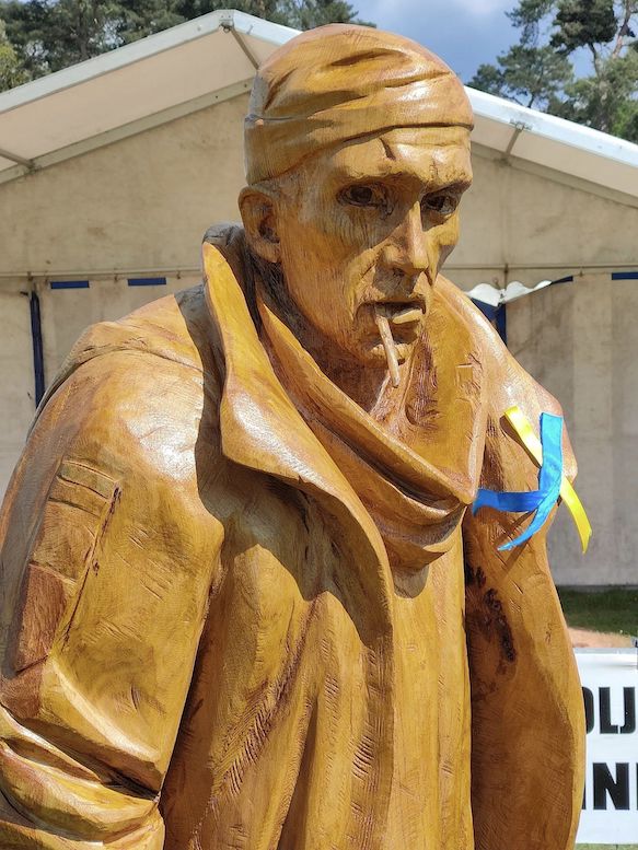Закарпатський різбяр створив скульптуру воїна Олександра Мацієвського